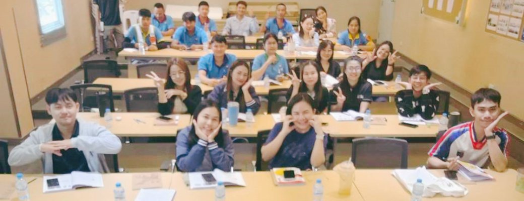 คลาสอบรมภาษาของ OK Plus Rayong ในห้องอบรมของบริษัท