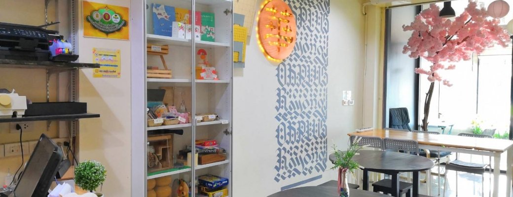 มุมต้อนรับและโซน Co-working ชั้นล่างของโรงเรียนอนุตตรศาสตร์ OK Plus Rayong